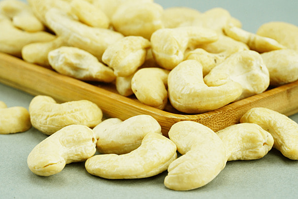 pngtree-food-and-gourmet-dried-fruit-cashews-photography-map-image_873109